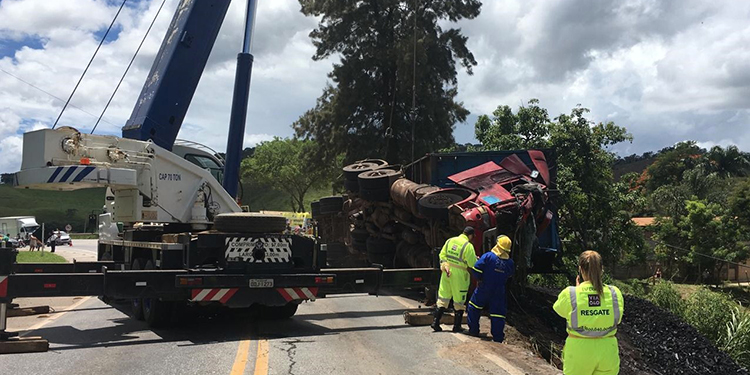 Carreta que tombou matando motorista na 040 é retirada 1 caminhao 1 via040