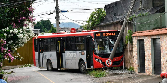 Ônibus bate em poste no Bairro Monte Castelo 2 capa ônibus by marcelo ribeiro