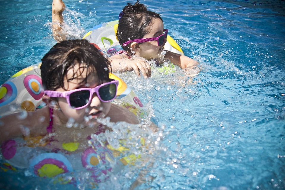 Crianças e adolescentes saudáveis através da atividade física 2 criança piscina
