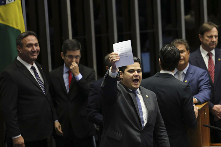 Renan retira candidatura, e Alcolumbre é eleito presidente do Senado 1 davi alcolumbre pozzebom