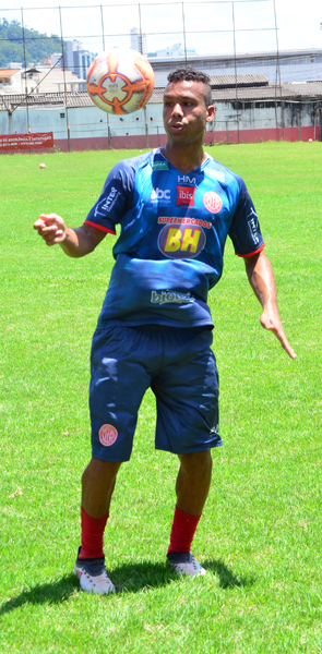 Felipe Surian fecha treino, e Núbio Flávio é testado no Baeta 1 esp Baeta Núbio Flávio foto Olavo