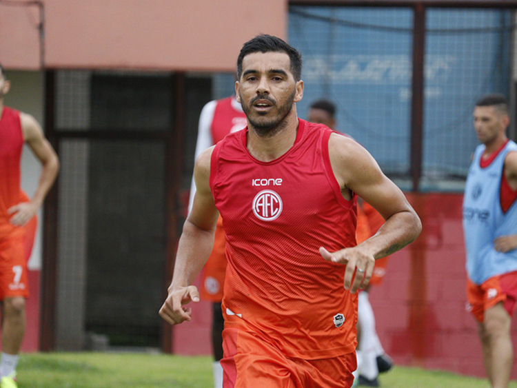 Meia Diego Sales e lateral Lucas Sampaio treinam no Tupi 1 esp Tupi Diego Sales foto Márcio Menezes América Rio