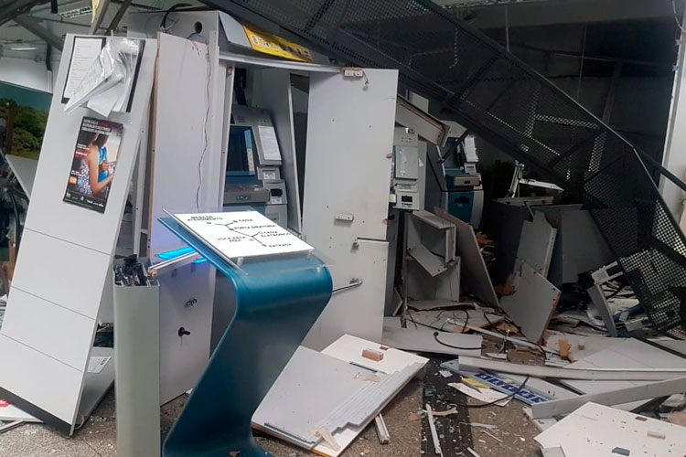 Bando explode três caixas eletrônicos e leva pânico a Andrelândia 2 explode agência1