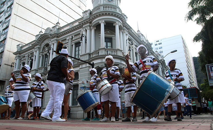 Bloco Loucomotiva desfila criatividade pelas ruas do Centro 1 louco08 fernandopriamo