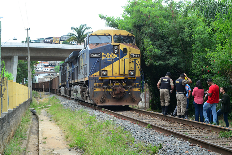Mãe com bebê no colo é atingida por trem no Poço Rico 1 trem olavo prazeres2