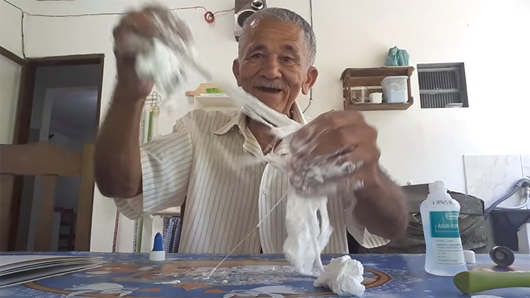 Idoso acerta receita de slime: 'Dia mais feliz da minha vida' 1 velhinho do slime