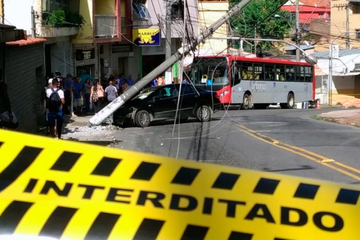 Carro bate em poste e interdita acesso ao Bairro Santo Antônio 1 2acidente santo antonio