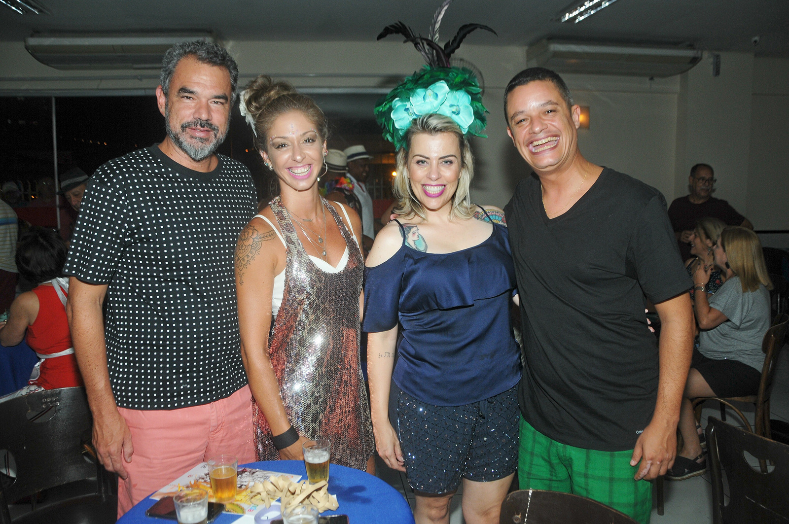 Fala Quem Sabe: “Você não passa de uma mulher” 3 Leandro Cruz, Aline Azevedo, Érica Salazar e Luiz Fernando Sirimarco, clicados no animado Baile da Banda Daki, no Univershow Foto: Andréa Ottoni
