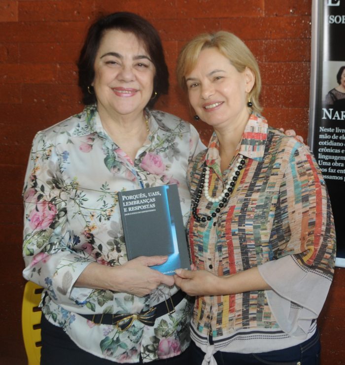 A autora Nara Campos Coelho e Marta Lopes Reis na movimentada manhã de autógrafos do livro "Porquês, Uais, Lembranças e Respostas”, no Bahamas São Vicente Foto: Andréa Ottoni