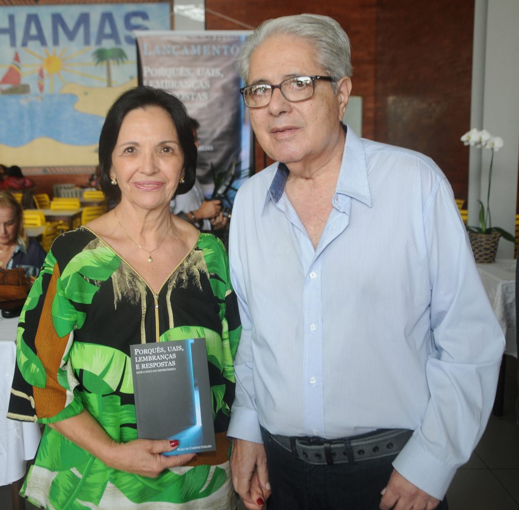 Regina e Américo Cunha clicados no lançamento do livro "Porquês, Uais, Lembranças e Respostas” 1 AOT 8033