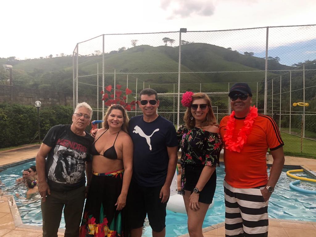 O DJ Marquinhos Vovô, Érika Lopes, Marcelo Henrique, Cris Andrade e Ishmael Galvão durante almoço carnavalesco do condomínio Prainha do Monte Verde