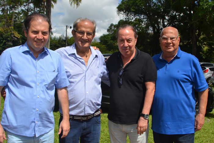 O deputado Rodrigo de Castro com o aniversariante Ibrahim El Kouri, Danilo de Castro e Paulo Ely Braz Pereira no almoço dominical, no Sítio Santo Elias 