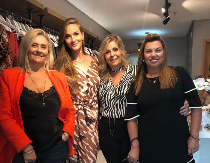 No lançamento de sua coleção outono/inverno Paloma Matheus ladeada por Inês Arcuri Novelino, Marly Breyer e Denise Bedinelli 