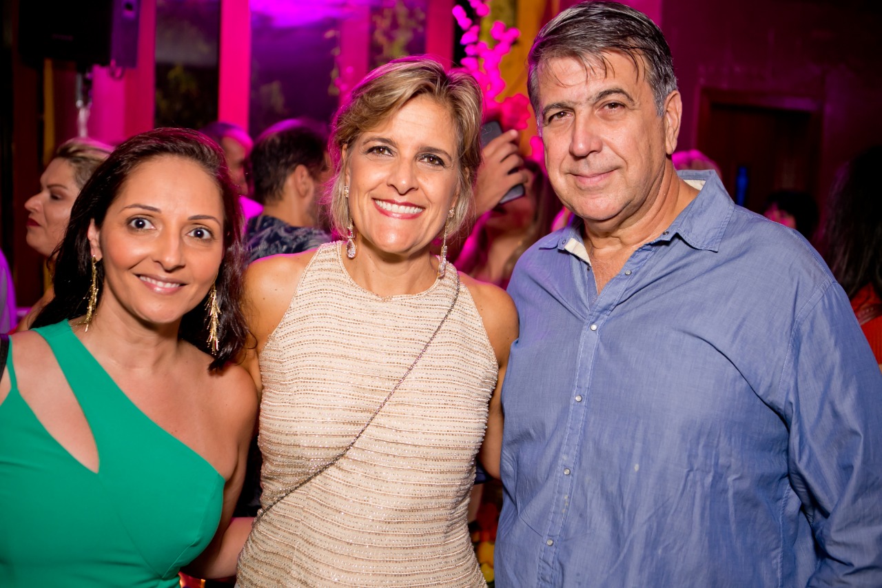 Renata Procópio, Ana Paula de Souza e Ricardo Resende clicados na noite de abertura do Privilège 1 Renata Procópio, Ana Paula de Souza e Ricardo Resende clicados na noite de abertura do Privilège Foto: Wanderson Monteiro