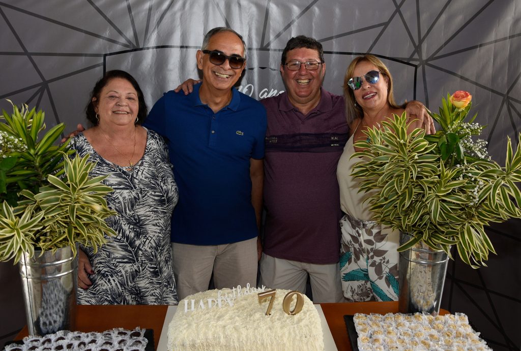 Solange e Júlio Gasparette, o prefeito Antônio Almas e Eloísa, no Condomínio Vivenda das Fontes 1 VCR0301