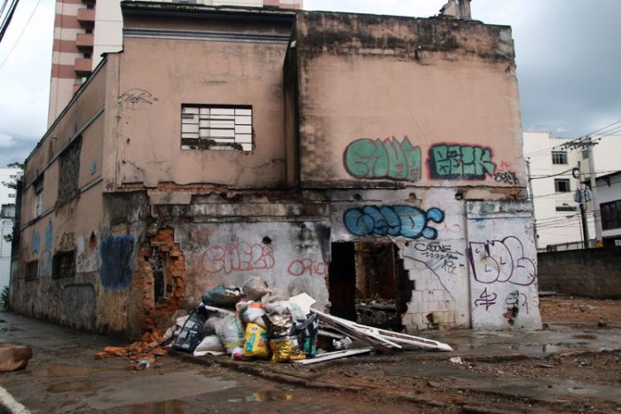 Entulho volta a ser descartado no Palacete dos Fellet 1 VU 20 03 2019 palacete dos fellet