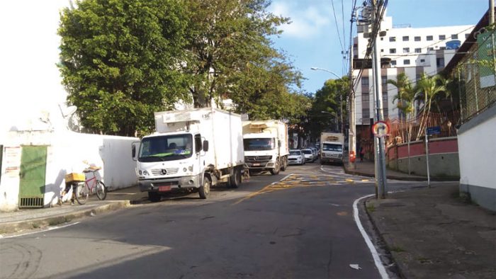 Caminhões param em local proibido e complicam trânsito 1 VU 23 03 estacionamento proibido