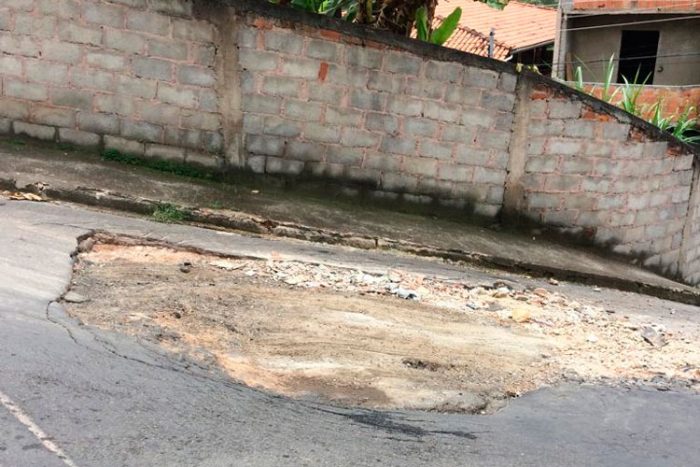 Buraco atrapalha tráfego na Vila Ideal 1 Vu Vila Ideal 2