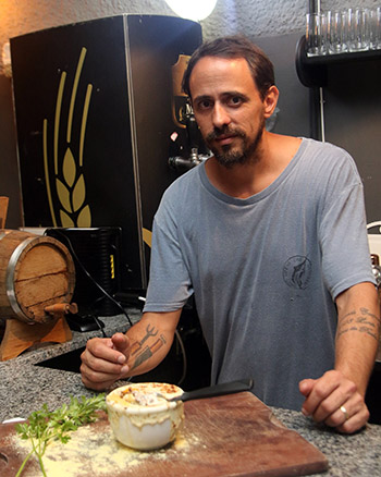 escondidinho fernando com cozinheiro