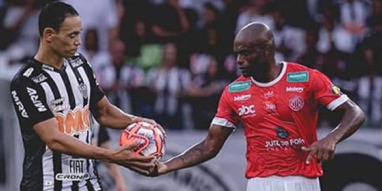 Ademilson publica foto com Ricardo Oliveira: "Aqui não tem falso 9" 2 esp Ademilson e Ricardo Oliveira foto reprodução Facebook Ademilson Correa DESTACADA