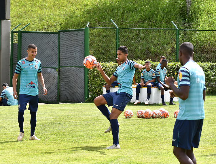 Beto e André Luiz são apresentados e explicam saídas e negociação com o Tupi 6 esp Tupi Pedro com a bola foto Marcelo Ribeiro