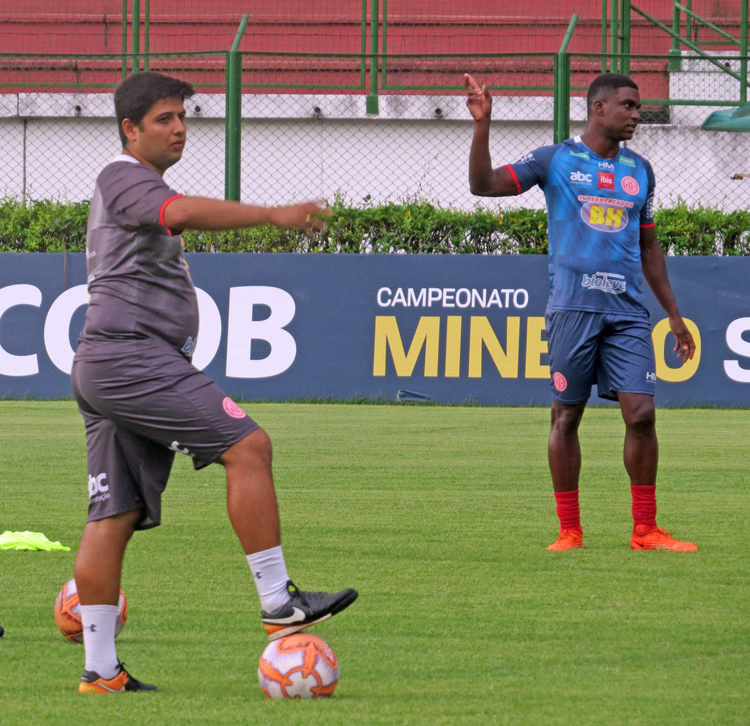 Apresentado no Tupynambás e com costela fraturada, Paulo Campos lembra Real Madrid 2 esp Tupynambás Bruno Peterson auxiliar foto Bruno Kaehler interna