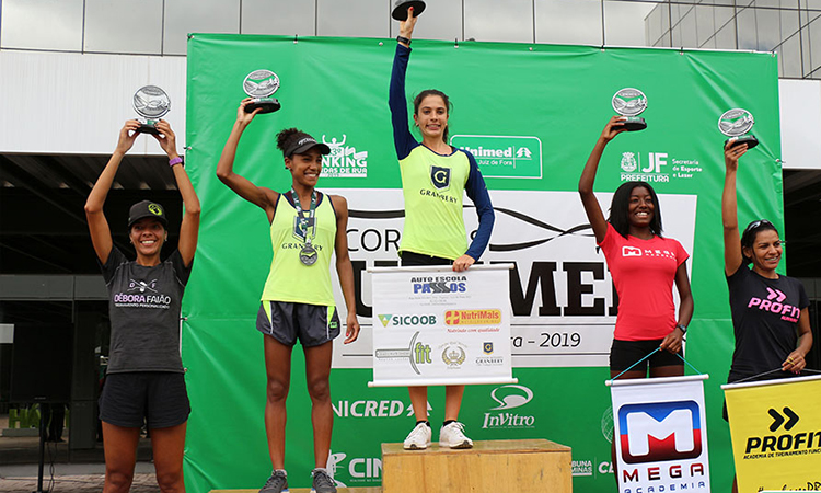 Eberth Silva e Amanda Oliveira vencem 4ª Corrida da Unimed 2 esp corrida unimed podio feminino