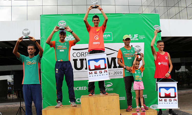 Eberth Silva e Amanda Oliveira vencem 4ª Corrida da Unimed 1 esp corrida unimed podio masculino