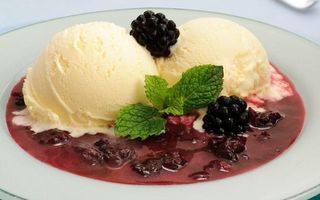 Sopa de frutas vermelhas com sorvete sopa quente de frutas vermelhas