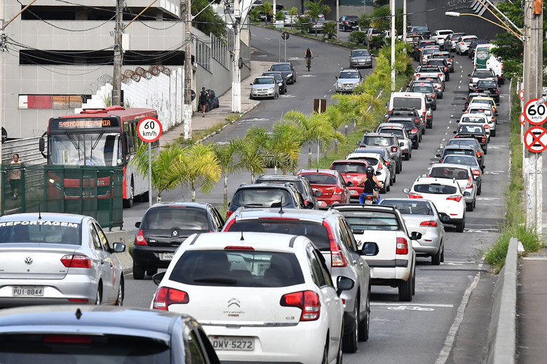 Trânsito lento na volta às aulas da UFJF 2 trânsito UFJF by Marcelo Ribeiro
