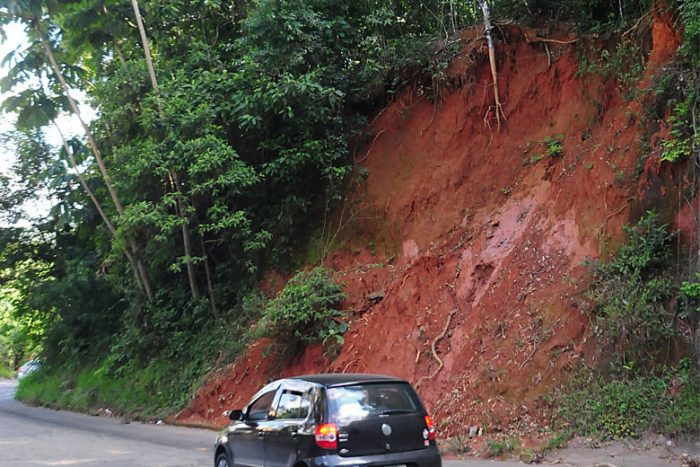 Barranco coloca pedestres e motoristas em risco 1 vu