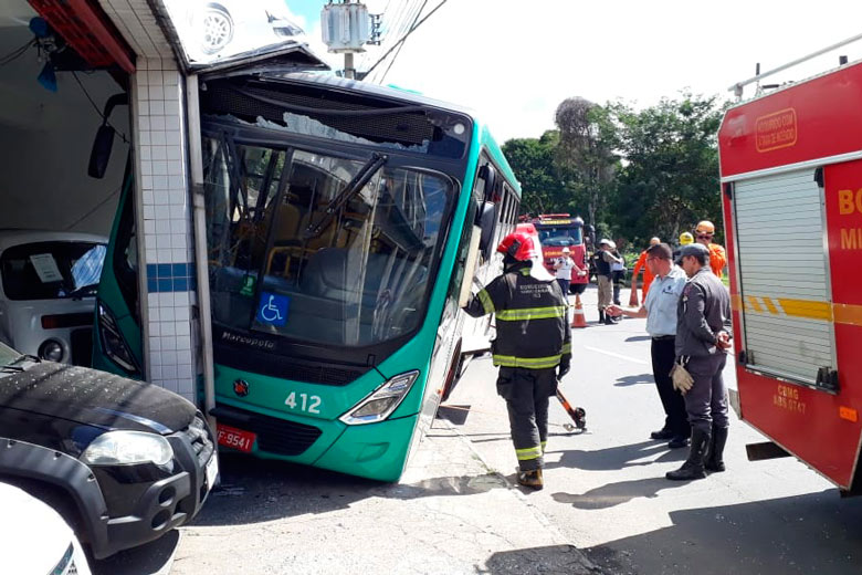 Acidente envolvendo ônibus deixa oito feridos na Avenida Brasil 2 2ônibus acidente by olavo prazeres