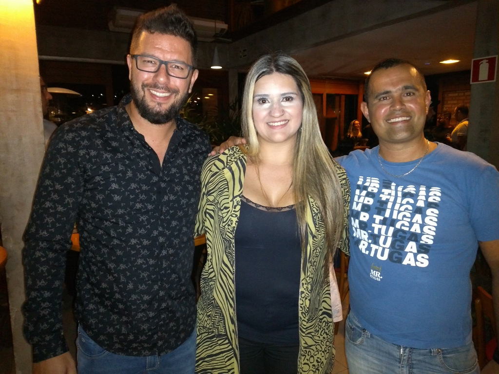 Paulo de Tarso, Cláudia Ribeiro e o anfitrião Hugo Siqueira no lançamento das pizzas de Páscoa do Mr.Tugas, em parceria com a Relicário