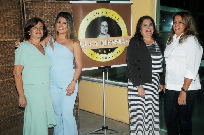 Rosaura Messias Finamore (com a filha Laura Messias Finamore), Luciane Messias Müller e Rose Messias 1 No chá de lançamento da Ação Social Lucy Messias, no Unique, as filhas da homenageada, Rosaura Messias Finamore (com a filha e idealizadora do projeto, Laura Messias Finamore), Luciane Messias Müller e Rose Messias Tristão Foto: Andréa Ottoni
