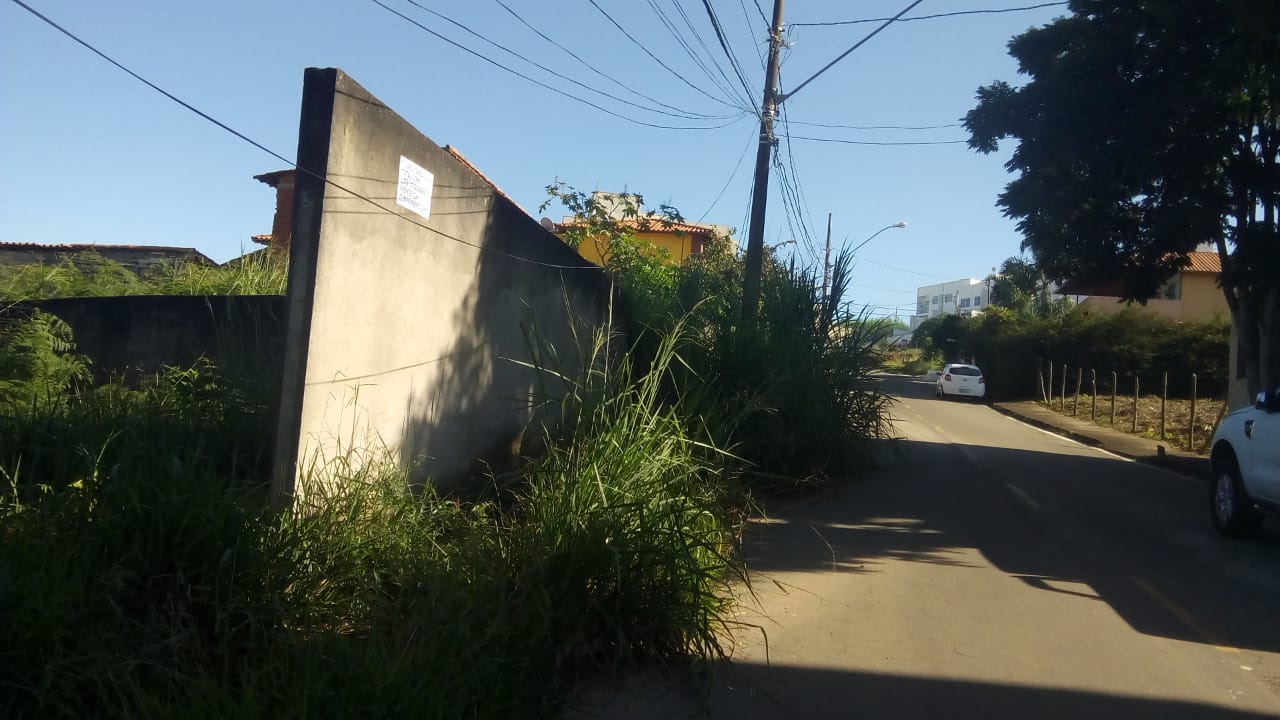 Calçadas são invadidas por mato no Bairro Aeroporto 1 Calçada Aeroporto Rua José da Fonseca Silva