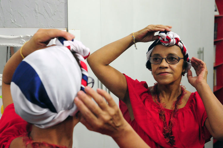 Campanha recolhe lenços de cabelo e toalhas para pacientes com câncer 1 Denise Barros interna 1