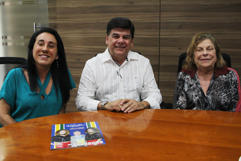 A Miss Brasil Júlia Horta entre as irmãs Carol e Camila Braga em noite de festa no Terrazzo 3 A diretora presidente do Instituto Vianna Júnior, Mariângela Vianna, CR e a diretora administrativa Cacilda Vianna durante o encontro para acertar os detalhes de participação da tradicional instituição na Feijoada 2019