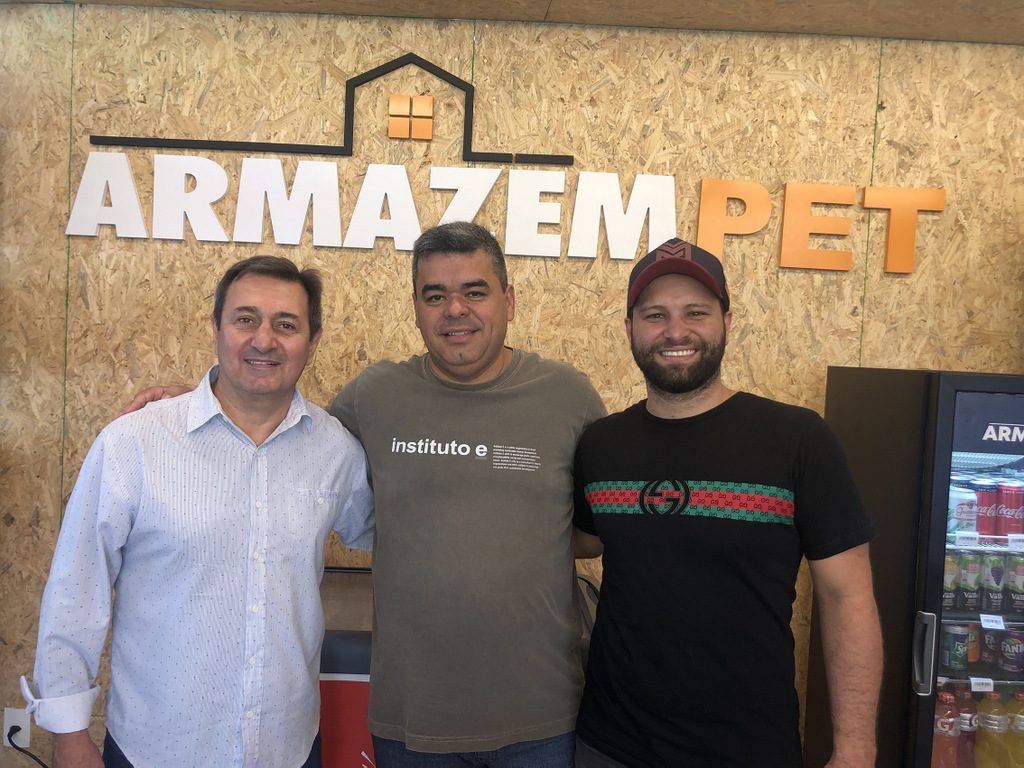 Isauro Calais, Edmar Evangelista e o sertanejo Christiano, ontem, na abertura do Armazém Pet 2 IMG 4992 Isauro Calais
