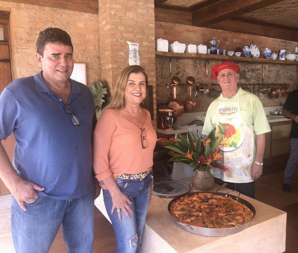 Os anfitriões José Mariano e Cláudia Moreira Moraes com o ‘chef’ Salvatore Imbroisi 1 IMG 5151
