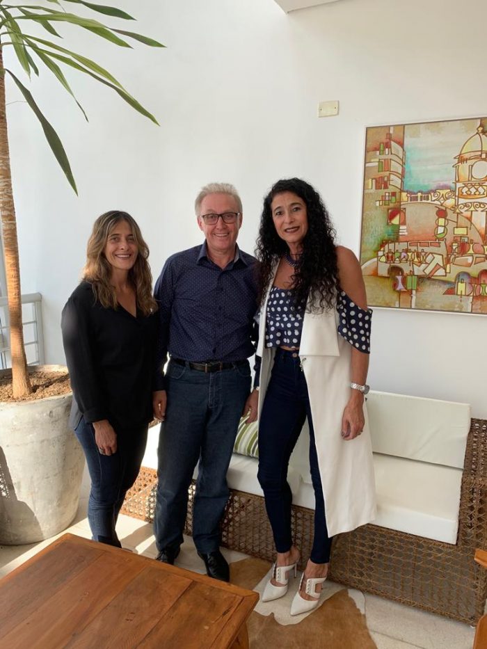 O vereador Juraci Scheffer, ladeado pelas irmãs Márcia e Suzana Neves, durante a visita que fez à direção da Tribuna de Minas 1 O vereador Juraci Scheffer, ladeado pelas irmãs Márcia e Suzana Neves, durante a visita que fez à direção da Tribuna de Minas