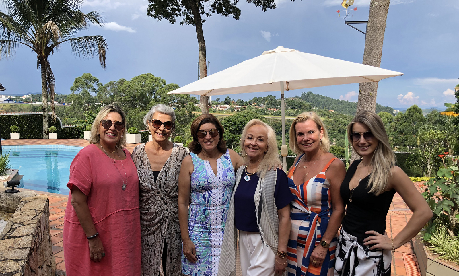 Beatriz Araújo, Regina Gouvêa, Eunice Paidusis, Onila Falabella, Vânia de Landa e a filha Thaís em recente tarde de churrasco 1 Beatriz Araújo, Regina Gouvêa, Eunice Paidusis, Onila Falabella, Vânia de Landa e a filha Thaís em recente tarde de churrasco