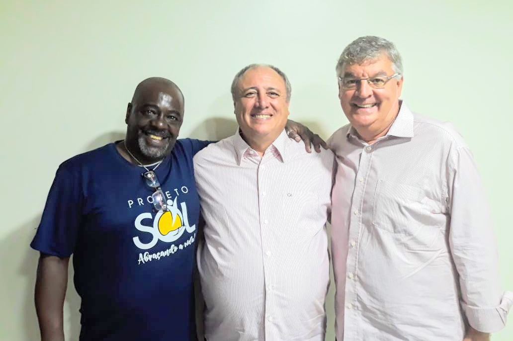 A Miss Brasil Júlia Horta entre as irmãs Carol e Camila Braga em noite de festa no Terrazzo 2 Pedro Bismarck, após falar sobre sua história de vida no Projeto Sol, ladeado por Paul Almeida e Nélson Jr. na movimentada noite no Ritz Hotel que foi encerrada com Toninho Buda cantando Raul Seixas