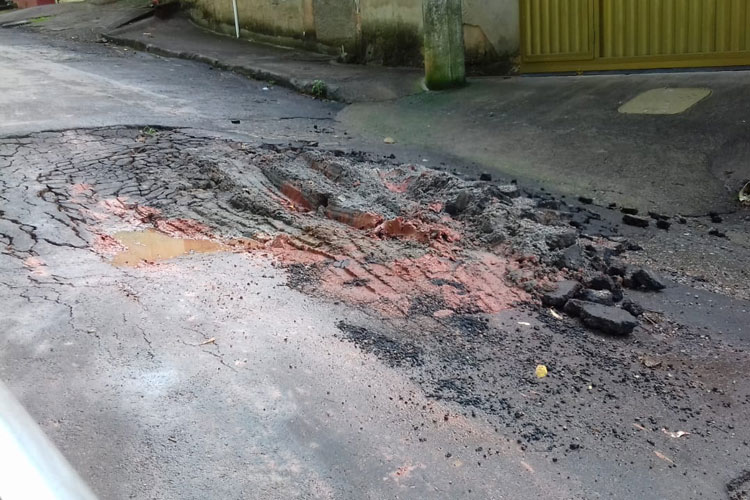 Buraco em duas pistas dificulta trânsito no Santa Cecília 1 VU 29 04 Buracos Santa Cecília