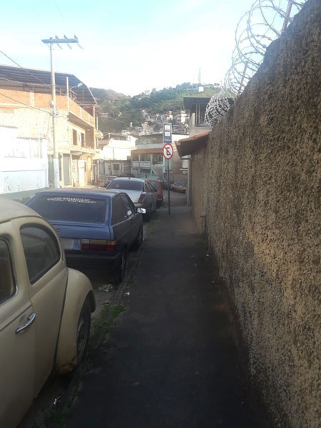 Veículos estacionados em ponto de ônibus são flagrados no Linhares 1 VU LINHARES 04 04 19