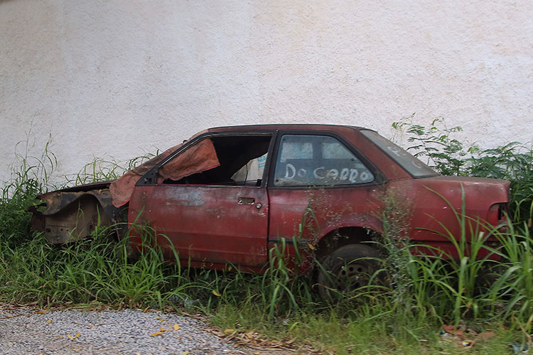 Parceria entre Prefeitura e Polícia Militar vai recolher veículos abandonados em JF 1 carro abandonado by fernando priamo arquivo tm1
