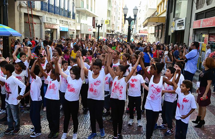 Iniciativa leva dança e canto ao Calçadão da Rua Halfeld 1 escola olavo prazeres2