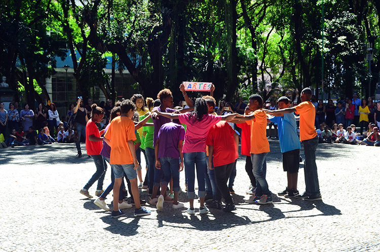 Iniciativa leva dança e canto ao Calçadão da Rua Halfeld 2 escola olavo prazeres3