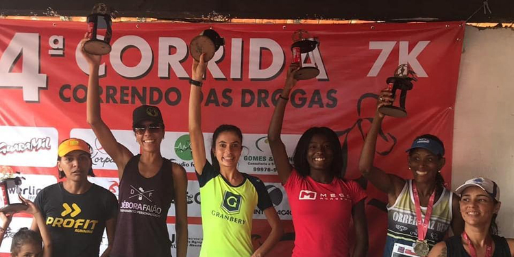 Em nova dobradinha, Eberth Silva e Amanda Oliveira vencem a 4ª Correndo das Drogas 2 esp correndo das drogas pódio feminino reprodução facebook destacada