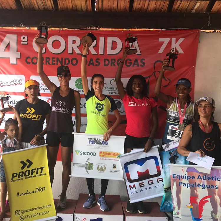 Em nova dobradinha, Eberth Silva e Amanda Oliveira vencem a 4ª Correndo das Drogas 1 esp correndo das drogas pódio feminino reprodução facebook interna