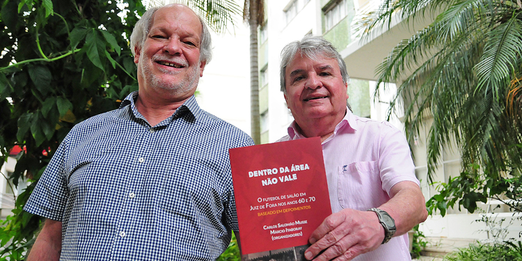 Futebol de salão dos anos 1960 e 1970 em JF é relembrado em livro 4 esp livro Salomão e Marcinho foto Marcelo Ribeiro destacada